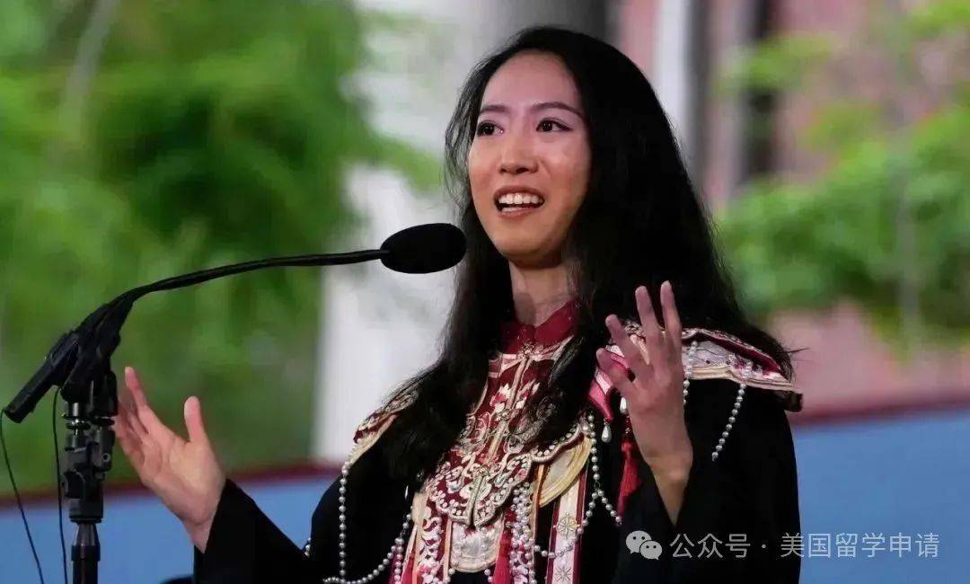 讲的中国女生蒋雨融来自青岛英高毕业本科就读于杜克AYX爱游戏APP震撼全场！史上首位在哈佛毕业演(图2)