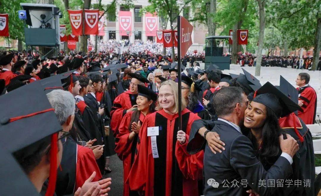 讲的中国女生蒋雨融来自青岛英高毕业本科就读于杜克AYX爱游戏APP震撼全场！史上首位在哈佛毕业演(图4)