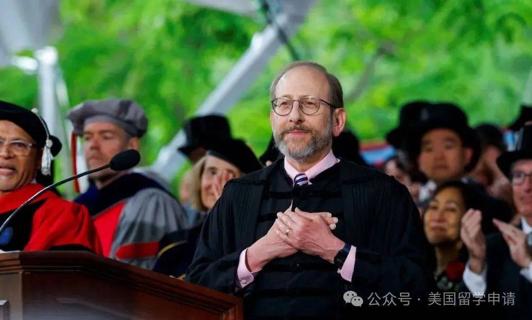 讲的中国女生蒋雨融来自青岛英高毕业本科就读于杜克AYX爱游戏APP震撼全场！史上首位在哈佛毕业演(图7)